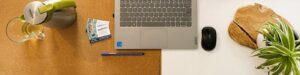 Flat lay van het bureau van Marketingbureau Amstelfield